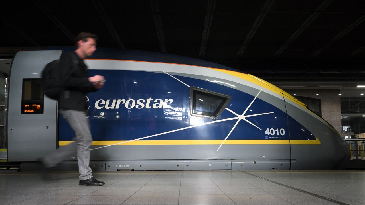 Eurostar en LeShuttle leggen treinverkeer stil na problemen met bovenleiding in Kanaaltunnel, mogelijk oplossing in zicht