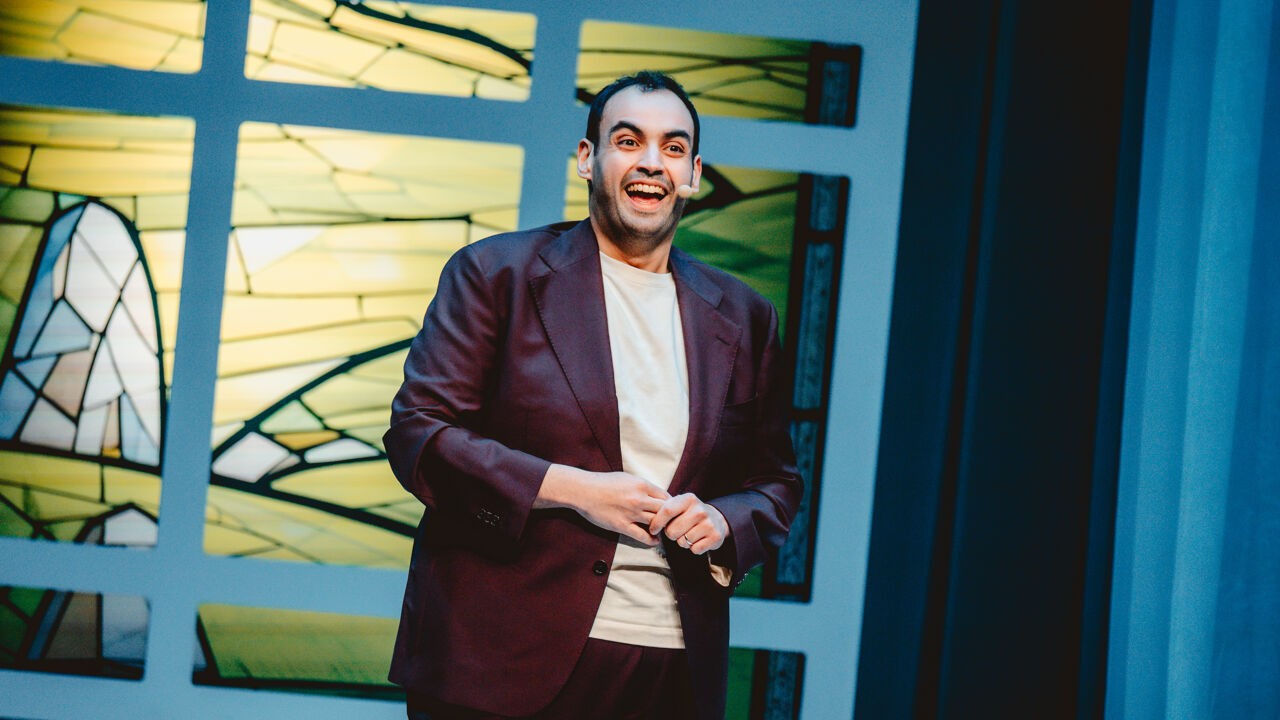 Kamal Kharmach neemt geen blad voor de mond in eindejaarsconference: "Als er politici in de zaal zitten, heb ik gefaald"