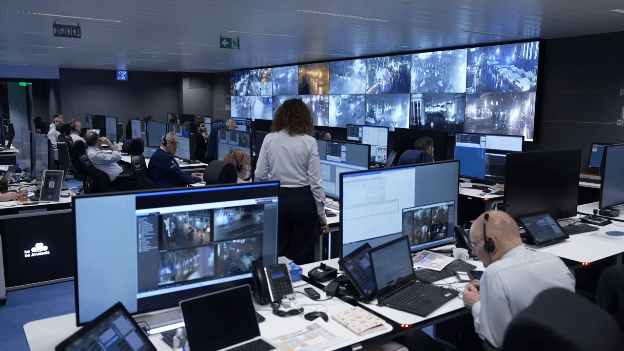 Brusselse politie voorbereid op woelige nacht, ambulance beschoten met vuurwerk in Antwerpen