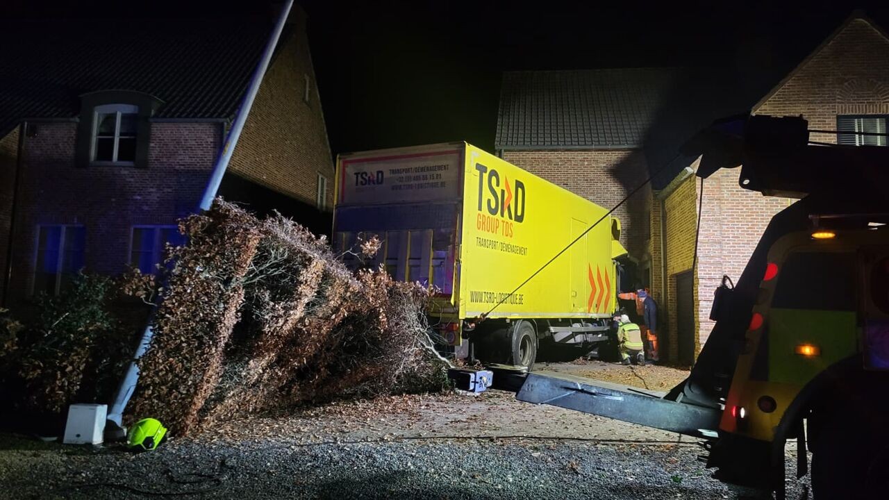 Vrachtwagen gaat uit de bocht en rijdt huis binnen in Herentals: "Bestuurder wellicht in slaap gevallen"