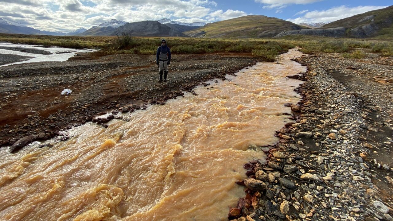 'Rusting rivers': hoe rivieren in Alaska in sneltempo oranje kleuren door metalen (en welke impact dat heeft)