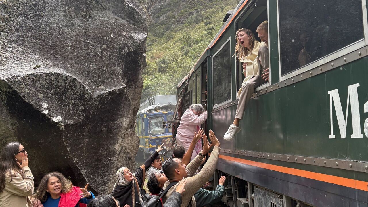 Twee treinen botsen frontaal op elkaar bij beroemde Machu Picchu in Peru: 1 dode en tientallen gewonden