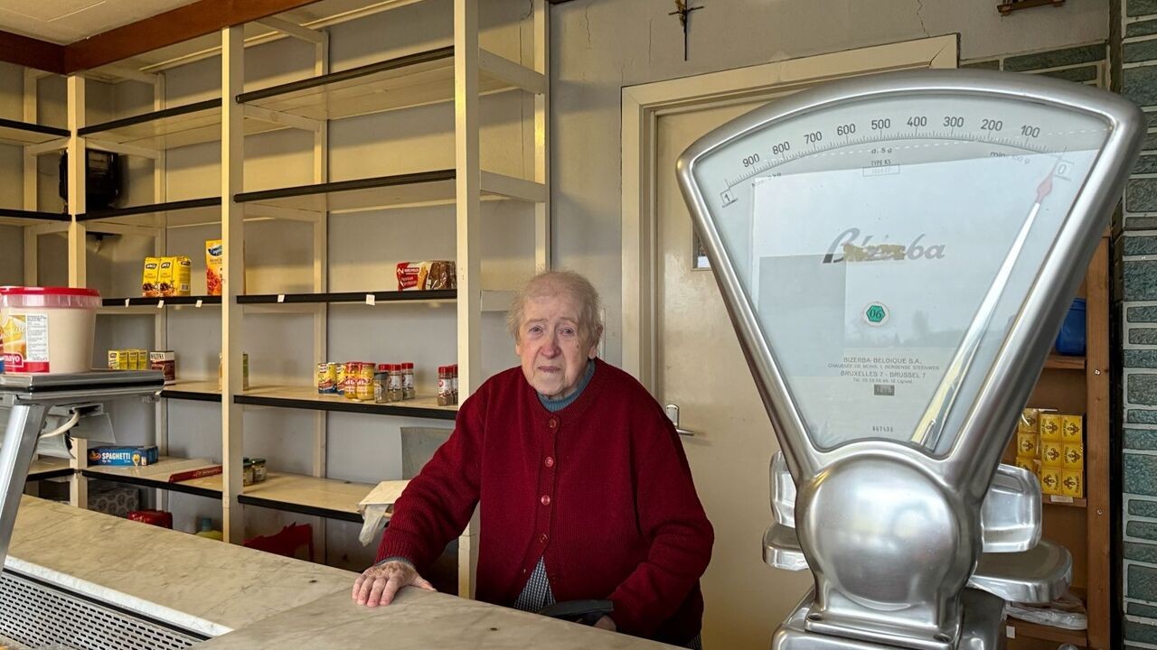 Christiane (91) sluit kruidenierswinkel in Merkem na 50 jaar: "Elektronische facturatie is mij te veel"