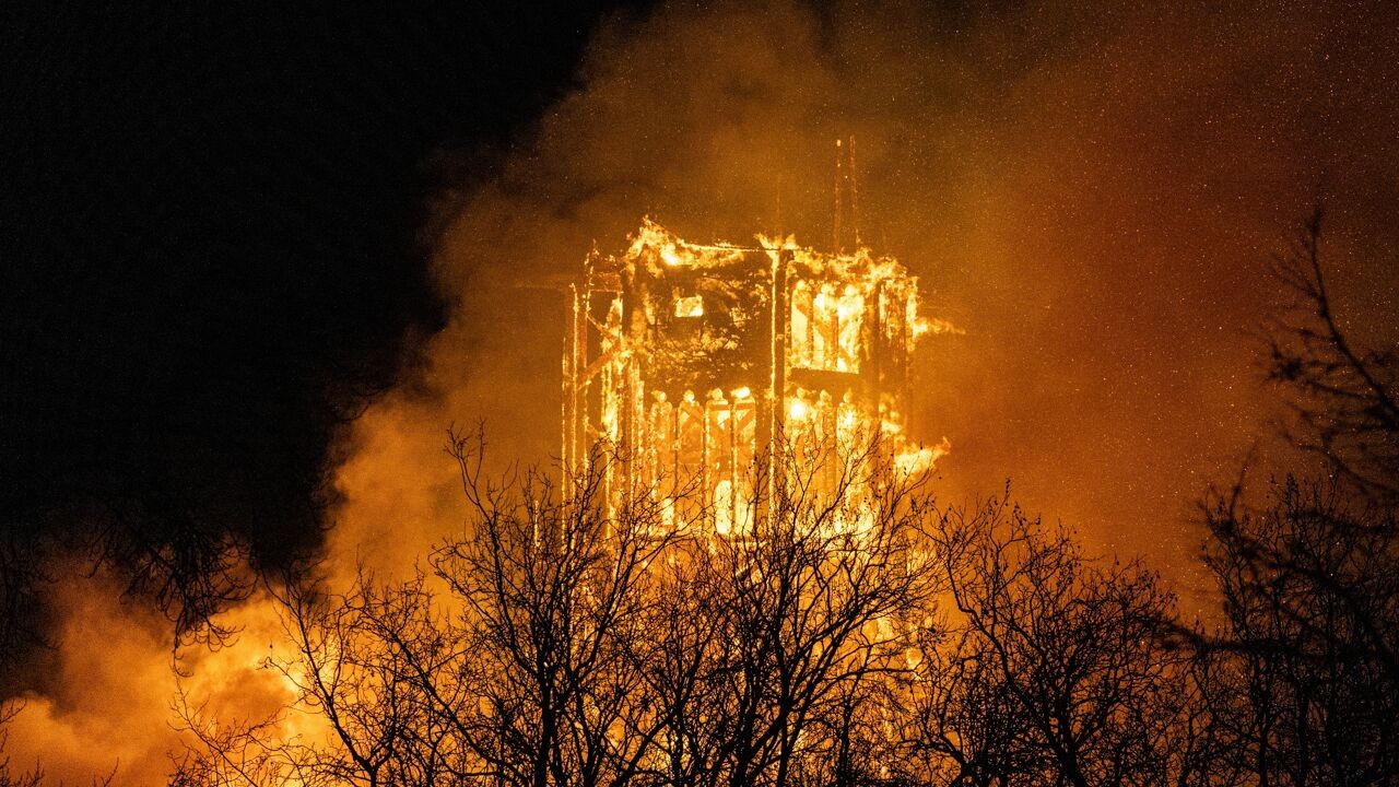 Brand verwoest Vondelkerk in hartje Amsterdam