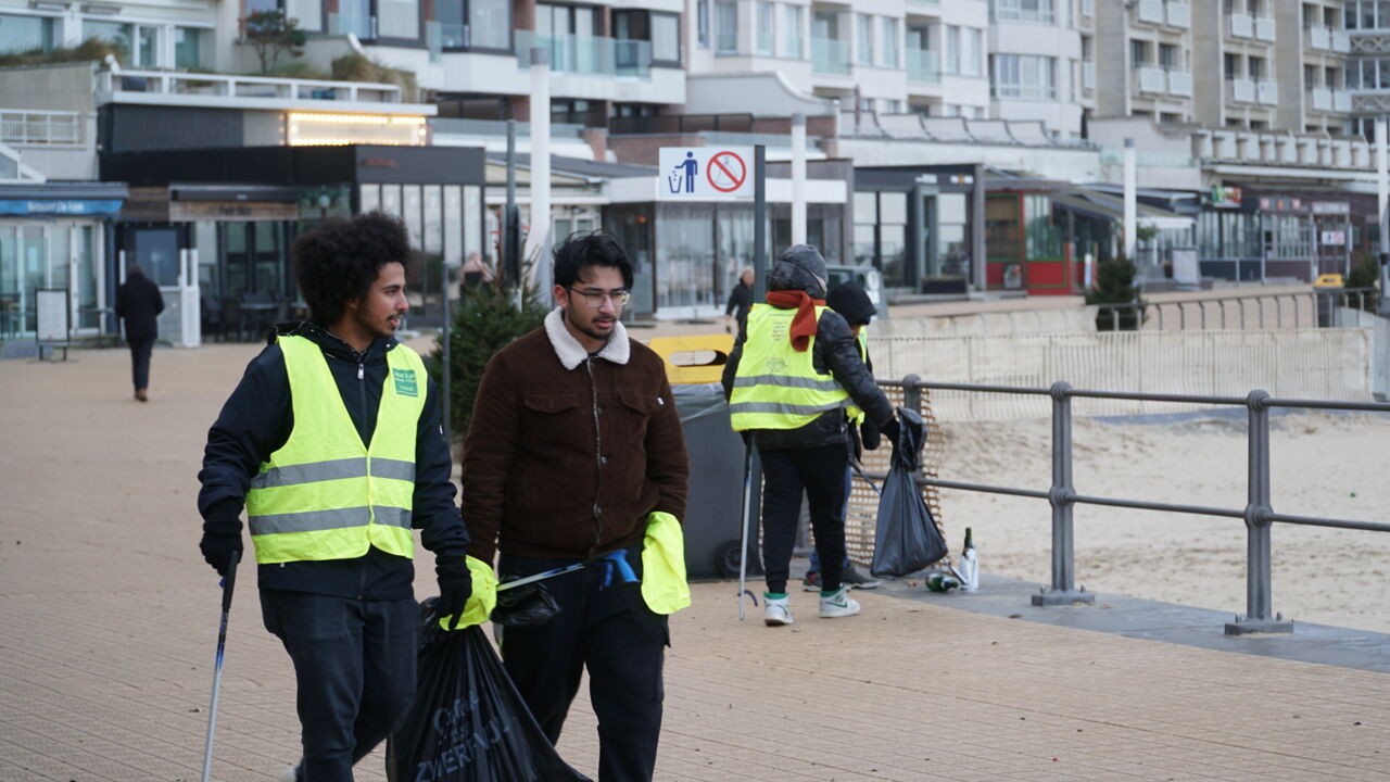Ahmadiyya-gemeenschap ruimt opnieuw zeedijk en strand van Oostende op na nieuwjaar
