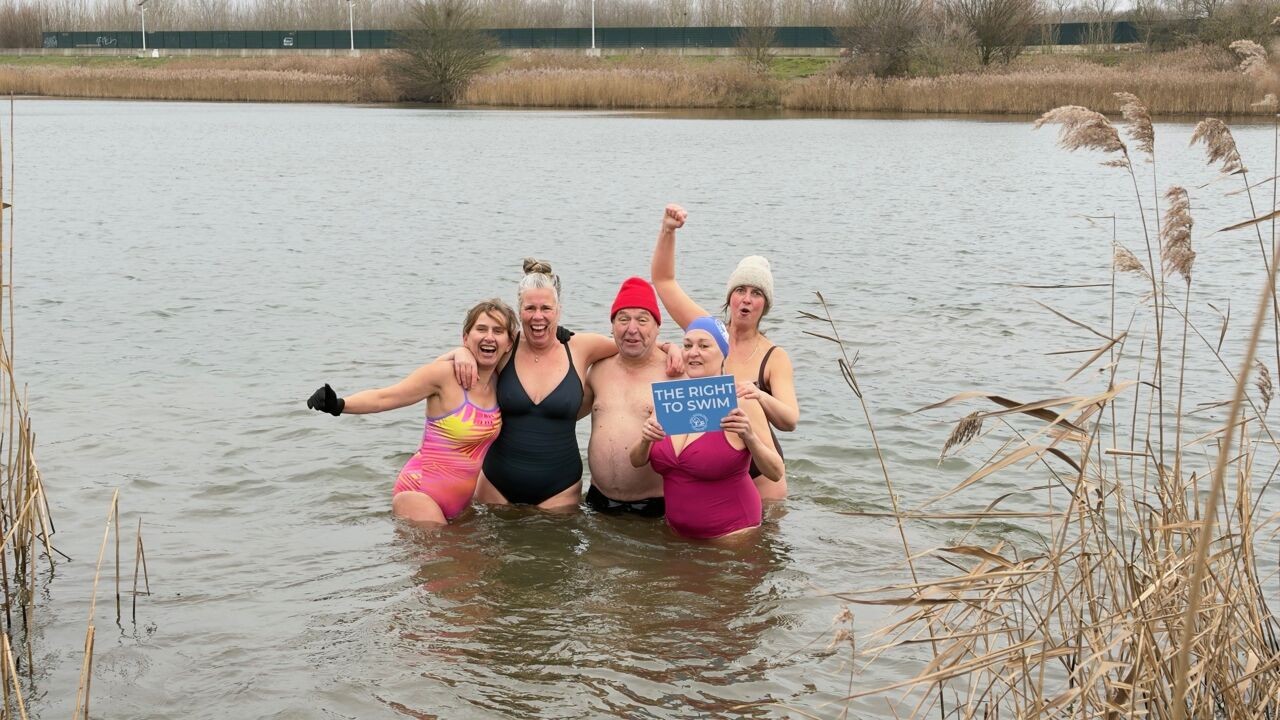 70 zwemmers trotseren ijskoude nieuwjaarsduik in Antwerps Galgenweel: "Beste manier om het jaar te starten"