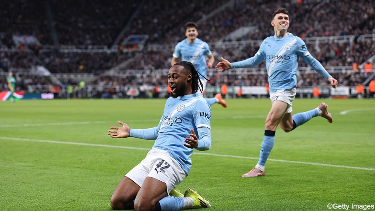 Nieuwkomer Semenyo brengt Manchester City stapje dichter bij finale League Cup na knappe rush van Jeremy Doku