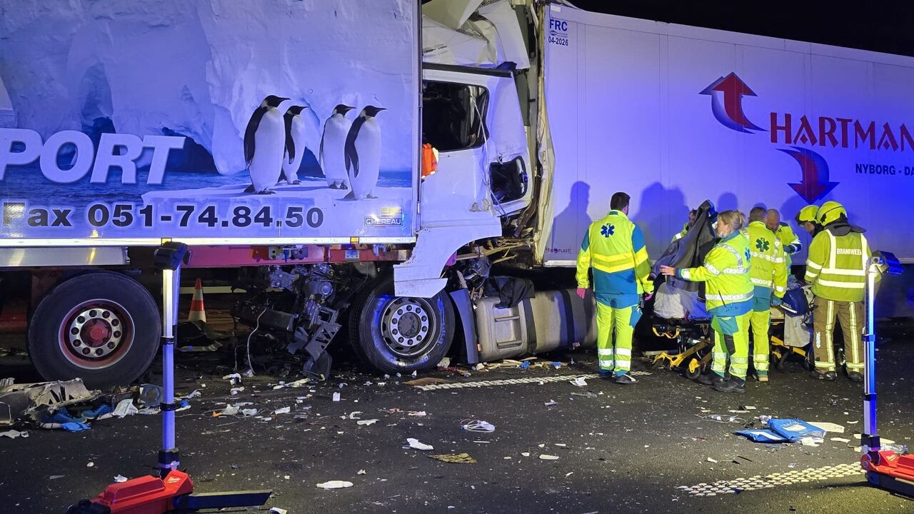 E17 volledig dicht na kop-staartaanrijding in Haasdonk: 2 zwaargewonden bevrijd, 2 anderen lichtgewond