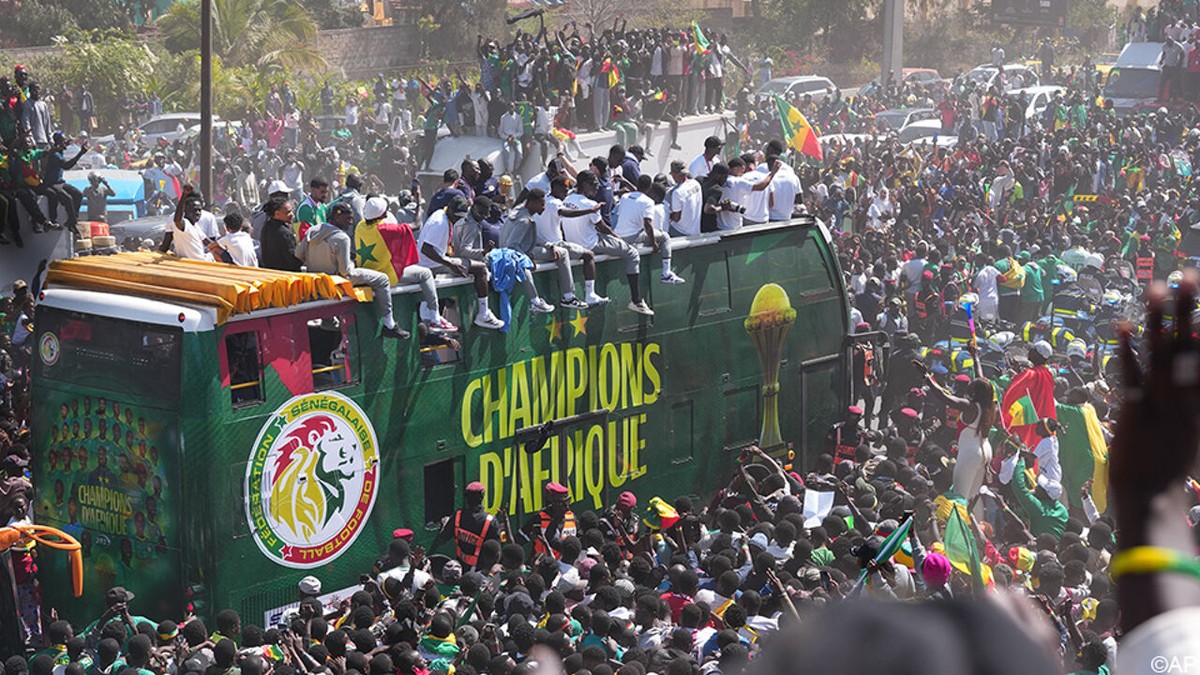VIDEO - Dakar loopt storm voor parade met Senegalese Afrika Cup-helden