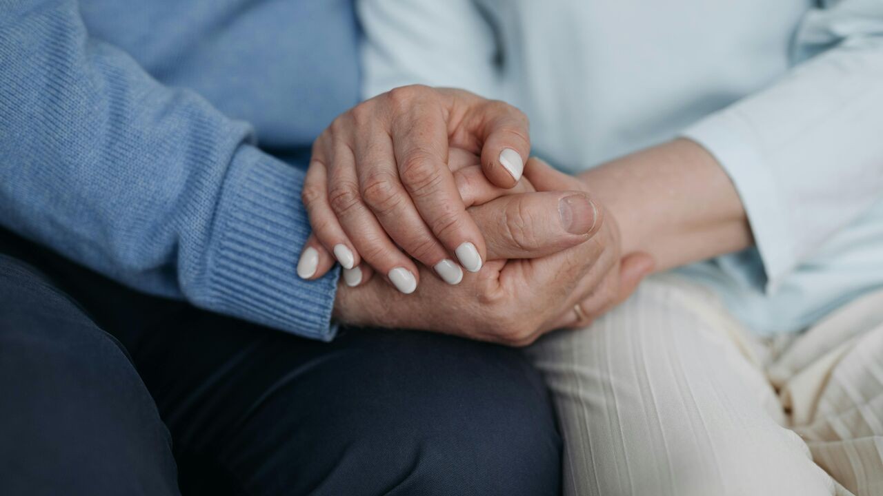 Hilde is mantelzorger van man met dementie, maar verliest werkloosheidsuitkering door strengere regels: "Je komt met je rug tegen de muur te staan"