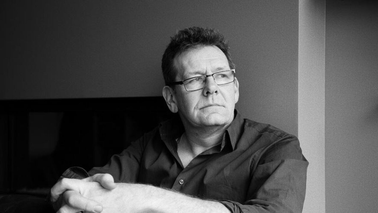 Sportjournalist, reportagemaker en nieuwslezer: VRT NWS-collega Chris Van den Abeele (61) overleden