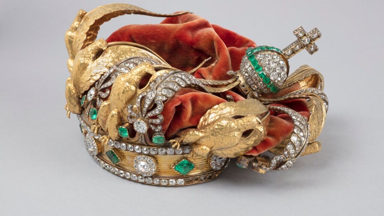 "Zwaar vervormd, maar helemaal te restaureren": Louvre deelt eerste foto's van kroon keizerin Eugénie die dieven tijdens roof lieten vallen