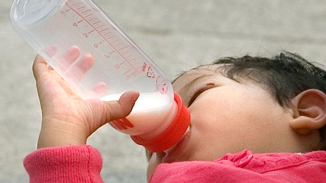 Overheid waarschuwt na teruggeroepen babymelk: "Geef baby's geen koemelk of plantaardige dranken"