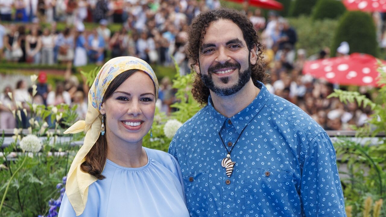 "Welkom, kleine engel Mikaïl": VRT NWS-journalist Loubna Khalkhali en regisseur Adil El Arbi verwelkomen eerste kindje