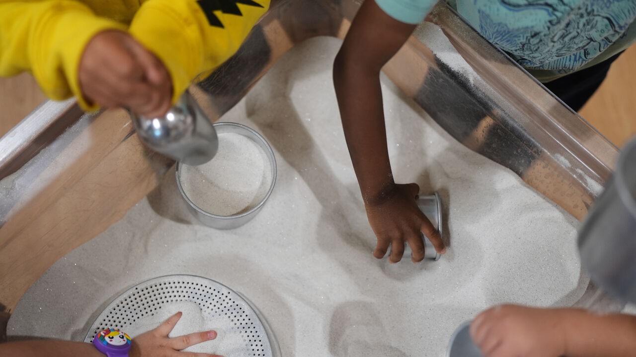 Nederlandse journalist die speelzand liet testen op asbest: "Bij ons reageert overheid iets terughoudender"