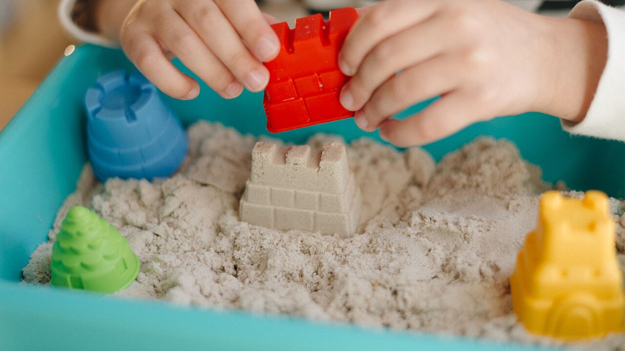Agentschap Opgroeien verspreidt richtlijnen voor ouders, kinderopvang en jeugdhulp naar aanleiding van mogelijk asbest in speelzand