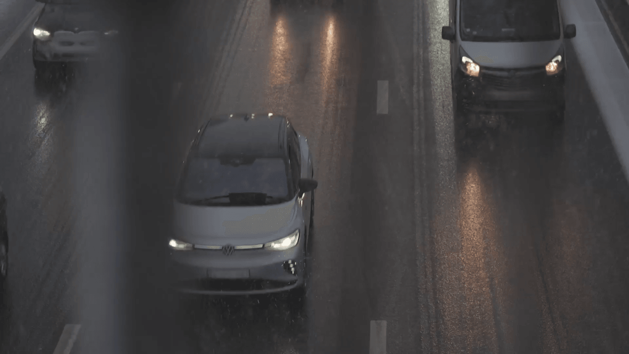 Sneeuwbuien veroorzaken hinder op de weg, vanavond verdwijnt sneeuwlaagje alweer