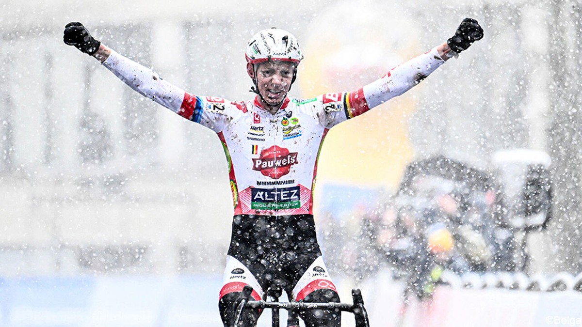 Michael Vanthourenhout slalomt in feeëriek sneeuwlandschap naar winst op VUB-campus en neemt revanche op Vandeputte