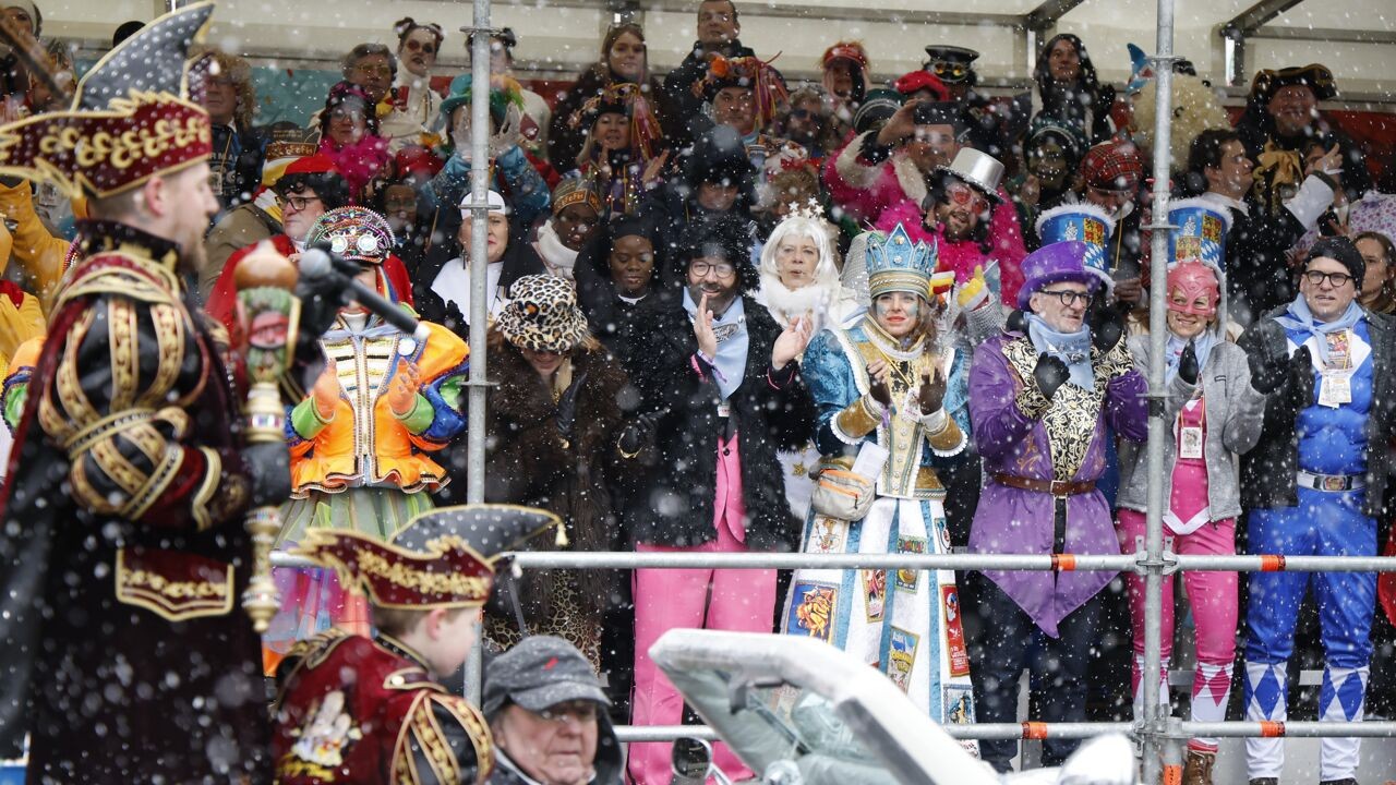 50.000 mensen voor "atypische openingsstoet" in Aalst, carnavalist in ziekenhuis na val van praalwagen