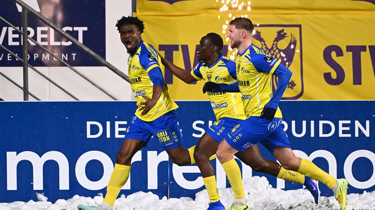 STVV eist 2e plek op na remontada: weerbarstig Zulte Waregem plooit pas in slot met man minder