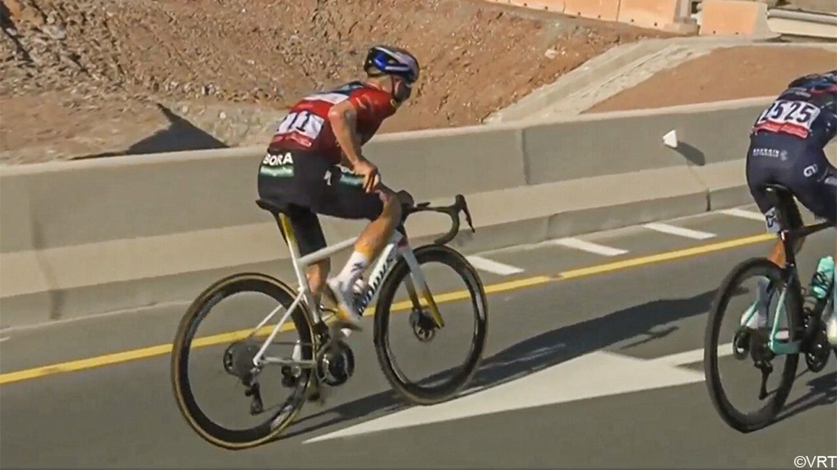 Red Bull-Bora-Hansgrohe tast (voorlopig) in het duister over Remco Evenepoel en krampen: "Ging misschien over de limiet"