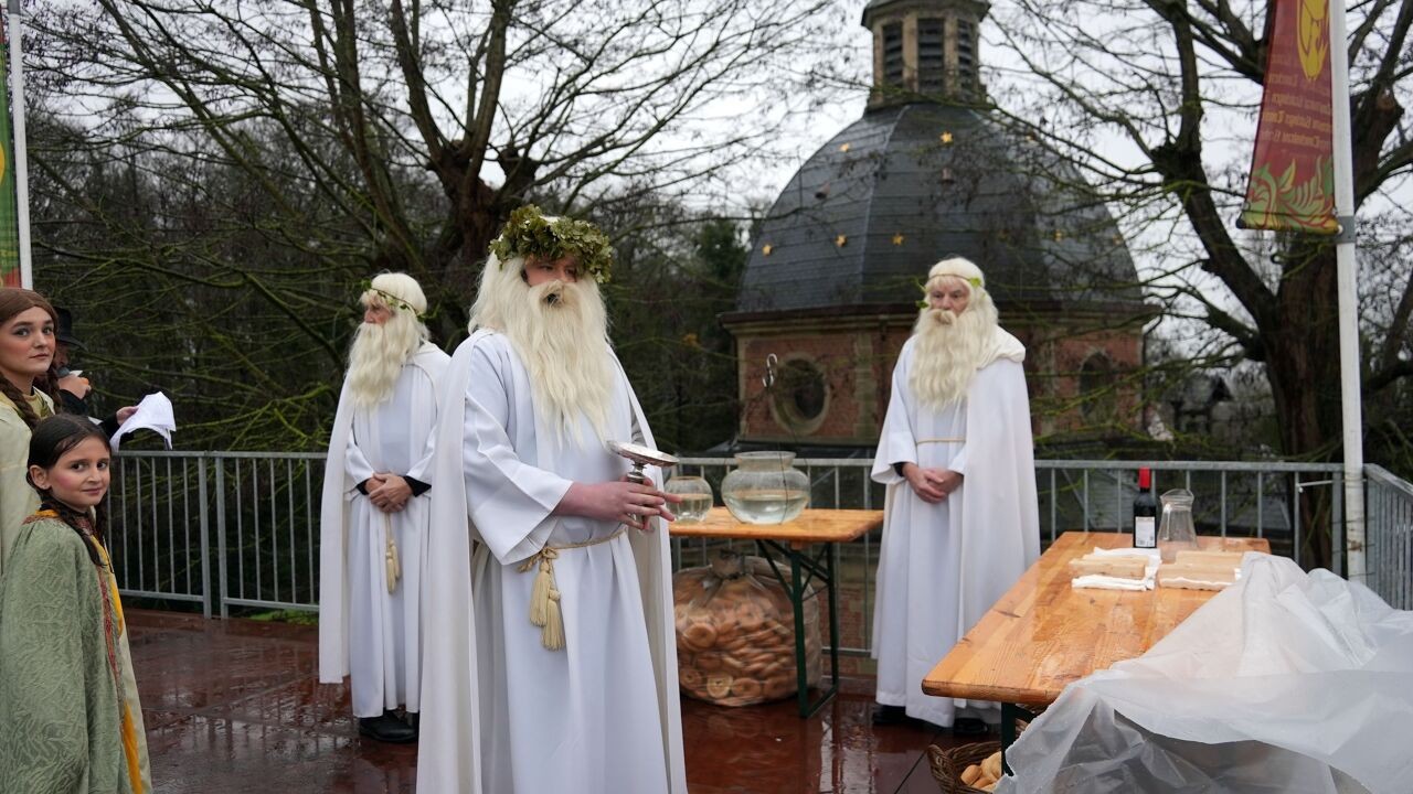 Geraardsbergen vervangt drinken van levende visjes door alternatief: "Symboliek van nieuw leven, zonder ze op te drinken"