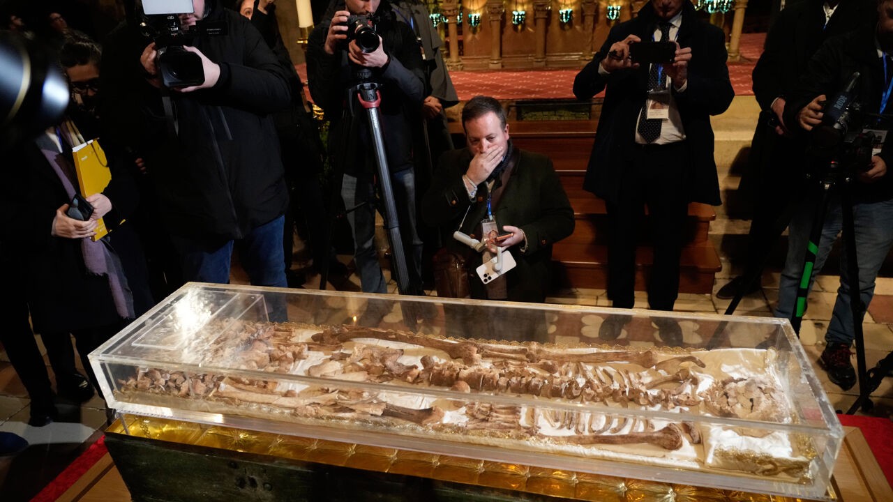 Resten van Franciscus van Assisi voor het eerst te zien voor brede publiek, 800 jaar na zijn dood: "Hij is springlevend"