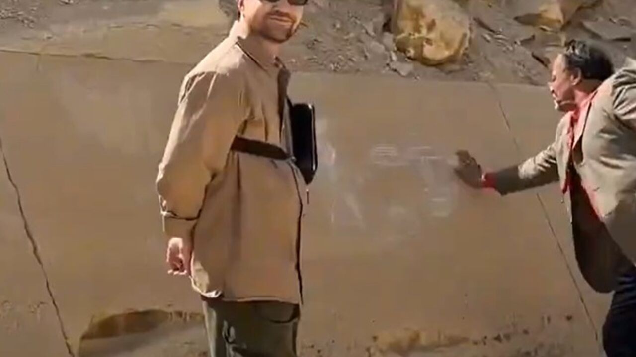 Reisgids opgepakt voor tekening op oude Egyptische piramide: hij riskeert zware boete en zelfs celstraf