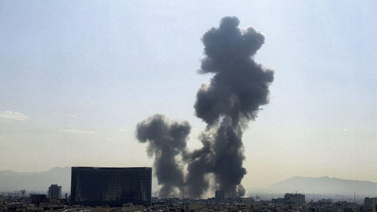 Hoofdkwartier Iraanse Revolutionaire Garde vernietigd volgens VS, België past reisadviezen voor regio aan