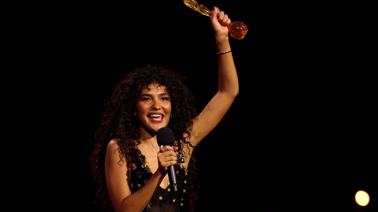 Olivia Dean domineert Brit Awards, PinkPantheress eerste vrouwelijke producer die wint