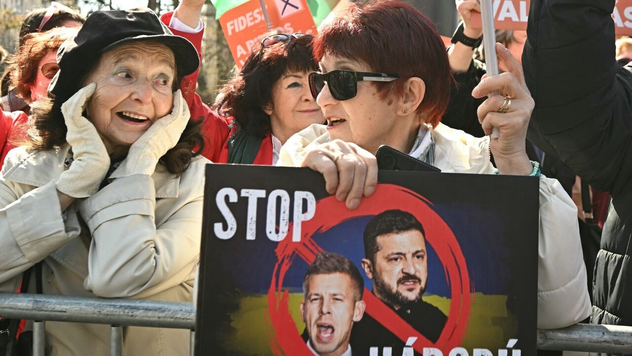 Bijeenkomsten van premier Viktor Orbán en uitdager Péter Magyar lokken honderdduizenden aanhangers de straat op in Boedapest