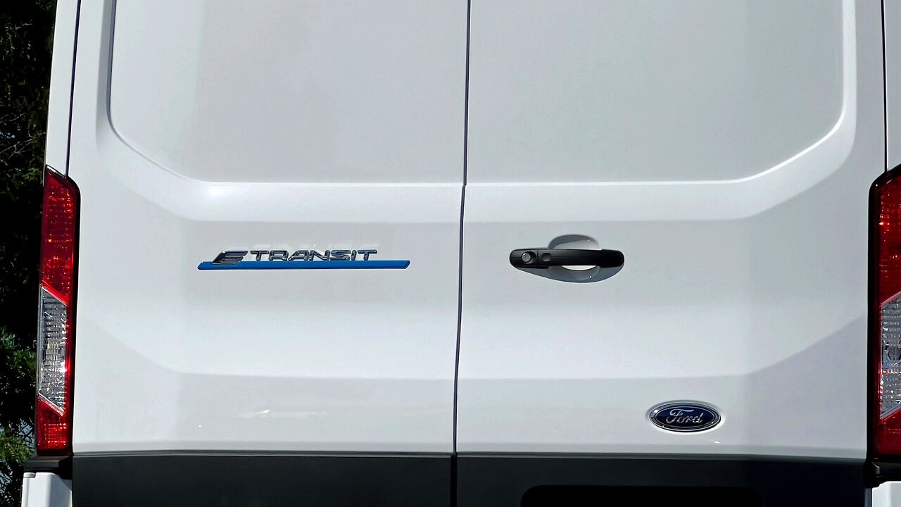 Vader in Frankrijk sluit zoon (9) bijna 2 jaar lang op in bestelwagen: kind ondervoed aangetroffen naast uitwerpselen