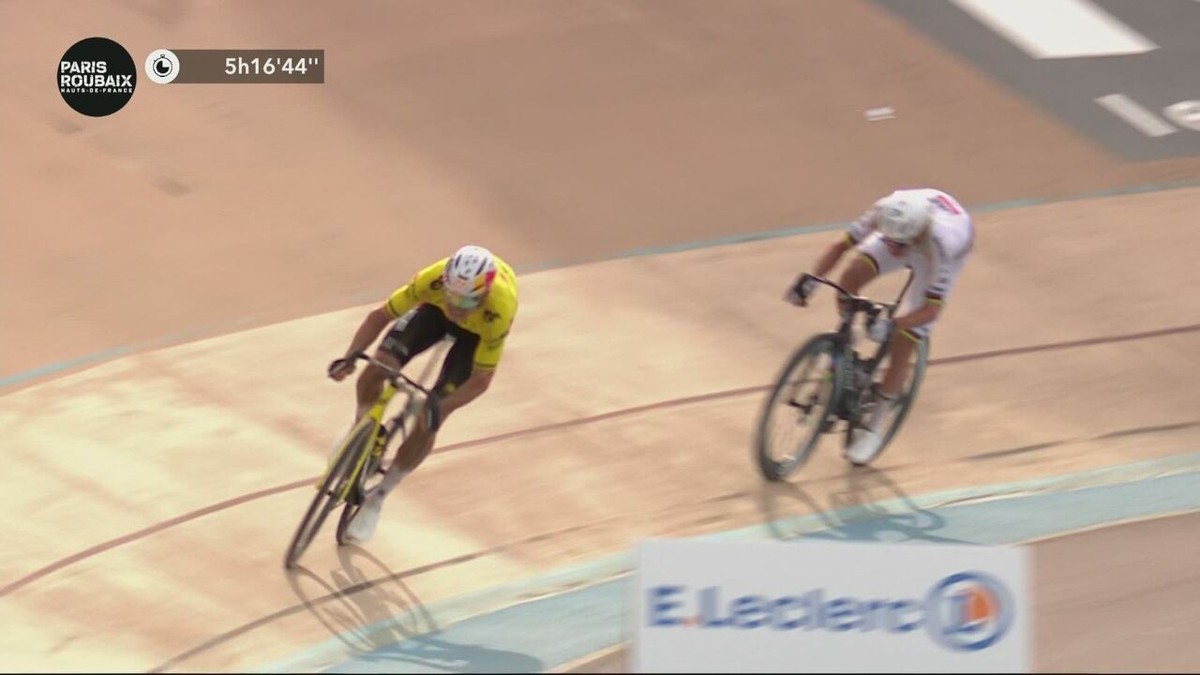 Beelden voor de geschiedenisboeken: met deze bloedstollende sprint pakte Wout van Aert zege in Parijs-Roubaix