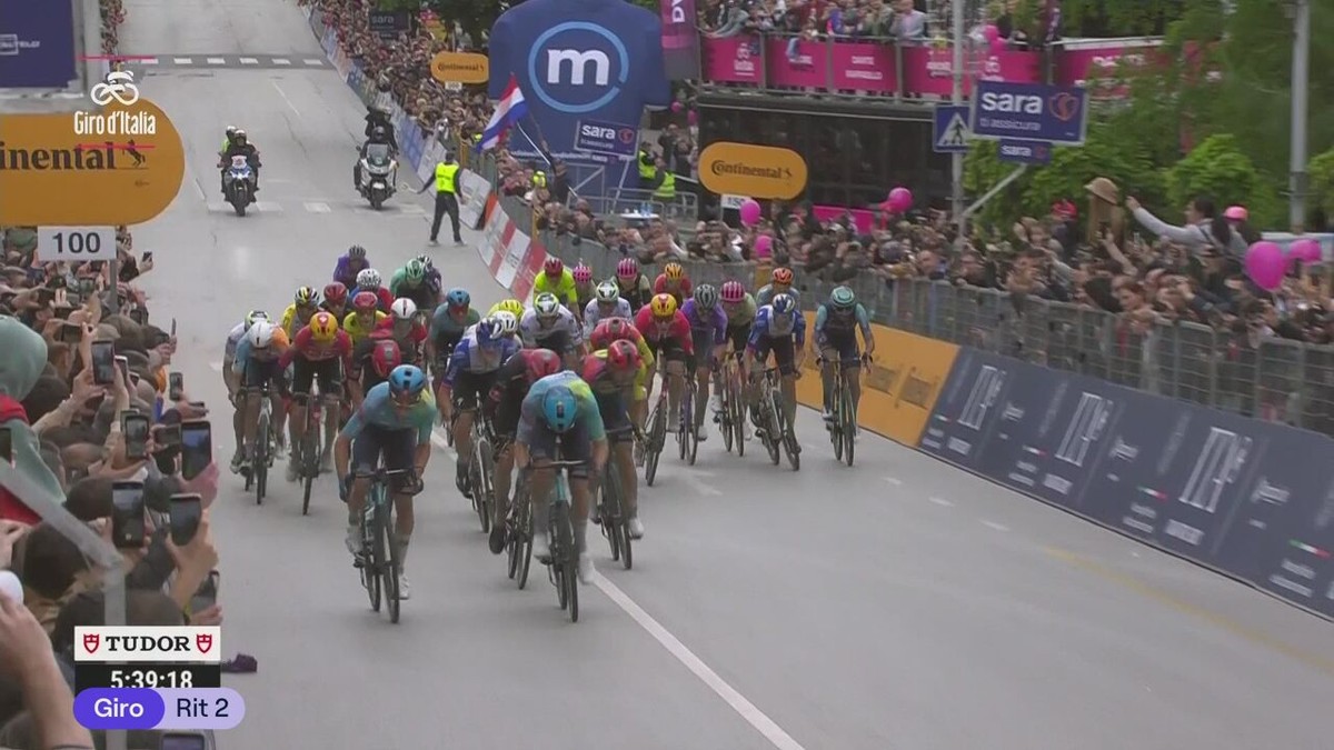 Vingegaard en co nog gegrepen in het slot van de 2e etappe van de Giro