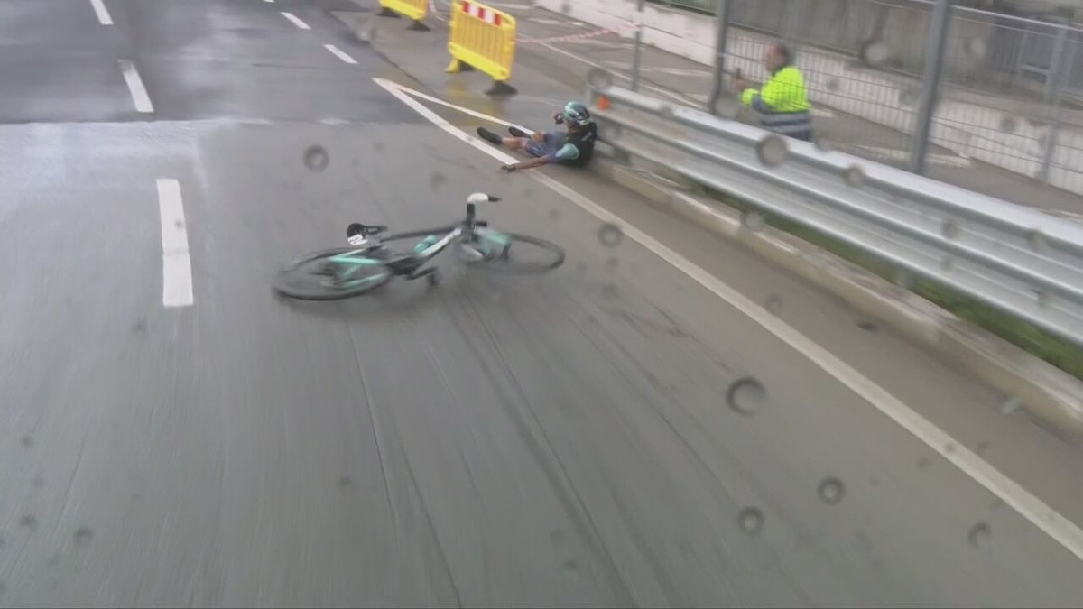 VIDEO - Bekijk de dolle slotfase! Dubbele valpartij, verkeerde afslag en een comeback in de laatste meters