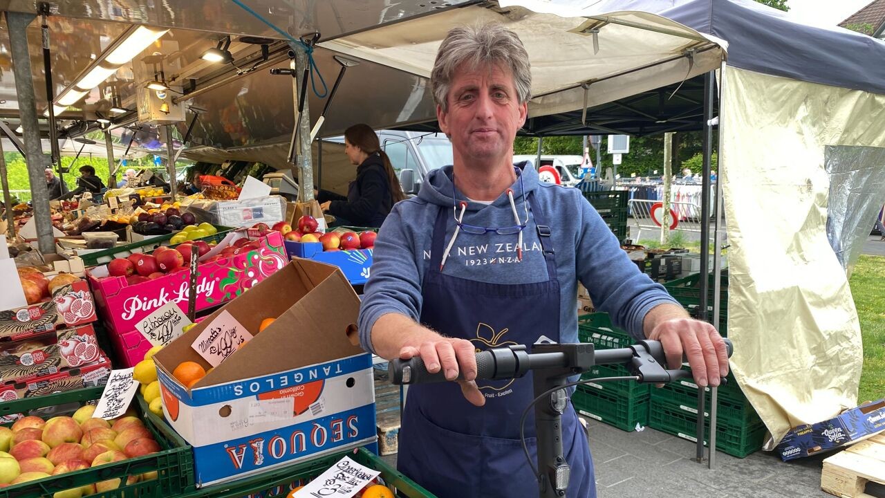 Marktkramer Gunther is controle over e-step kwijt na mogelijke hacking: "Kan nu sneller rijden dan toegelaten"