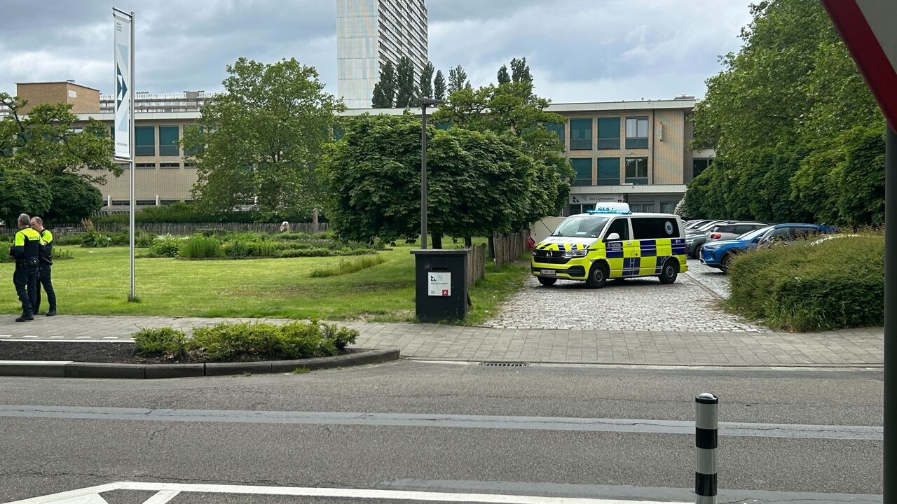 Meisje (16) sterft na aanrijding door bestelwagen aan school op Linkeroever