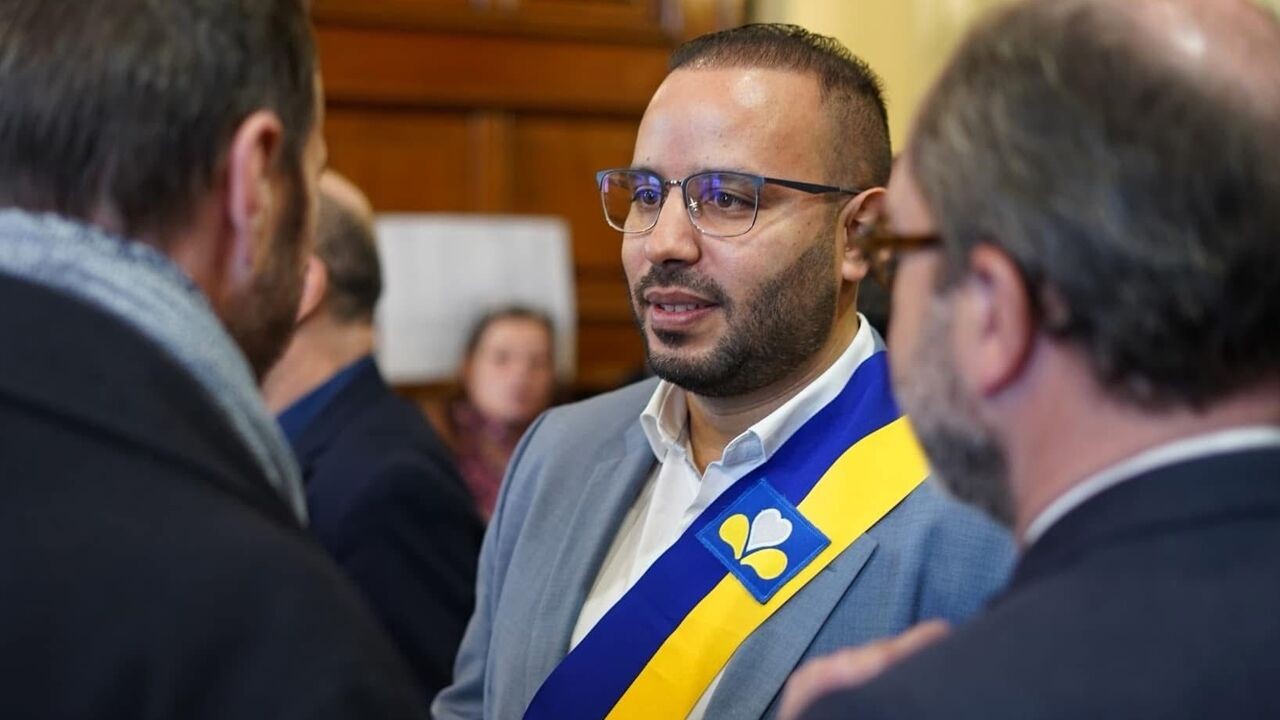 "Uitgesloten dat we die vrouw een huis geven": honderden berichten tonen hoe schepen van Huisvesting toewijzing sociale woningen in Anderlecht beïnvloedt