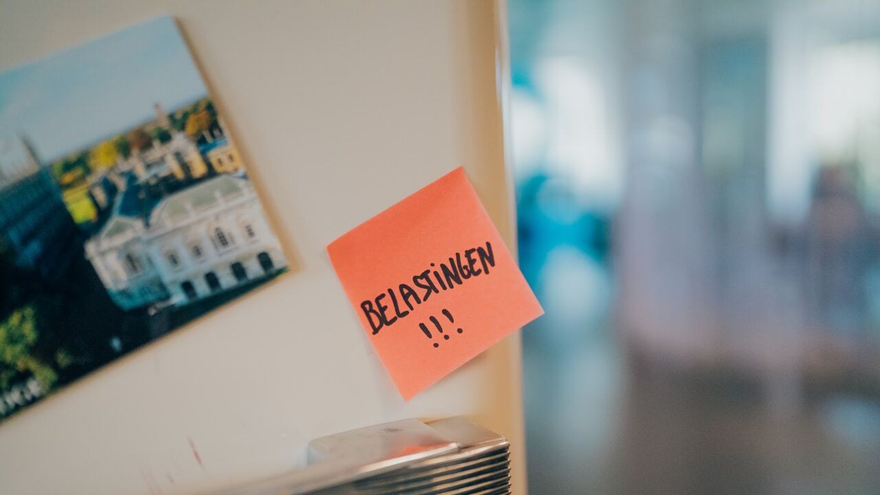 Vanwaar komen onze woorden 'belasting', 'taks' en 'fiscus'? Professor taalkunde duikt in de belastingen