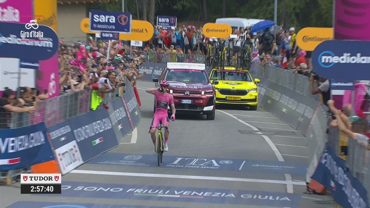 VIDEO - Te goed voor de rest: Vingegaard soleert in het roze naar winst in de 16e Giro-rit