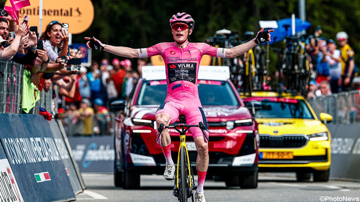 Een vierde kus op zijn stuur: Jonas Vingegaard is bergop opnieuw klasse te sterk en verstevigt zijn roze trui