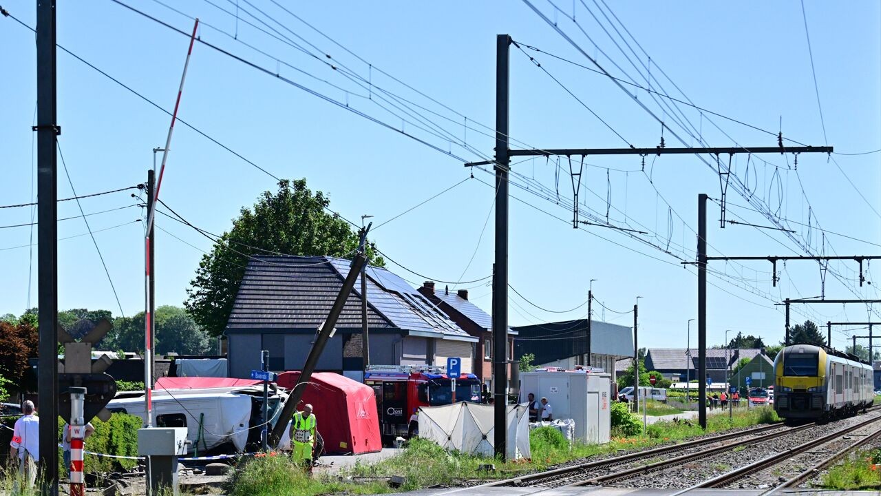 Schoolbusje reed tegen slagboom, trein reed 90 km/uur op moment van botsing: dit weten we al over het dodelijke ongeval in Buggenhout