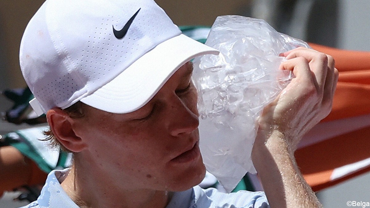 Sensatie op Roland Garros! "Onklopbare" Jannik Sinner op zuchtje van de zege plots geveld door duizeligheid in hitte