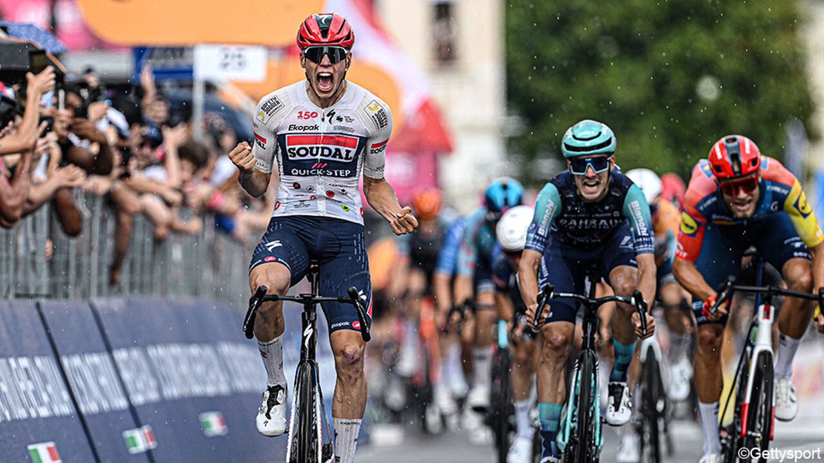 Dankzij perfecte lead-out van Stuyven: Paul Magnier poeiert Giro-hattrick op zijn palmares met sterke sprint