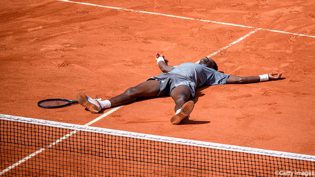 In de voetsporen van Nadal: 17-jarige chouchou Moïse Kouame laat Frans publiek kraaien van plezier na thriller in 5 bedrijven
