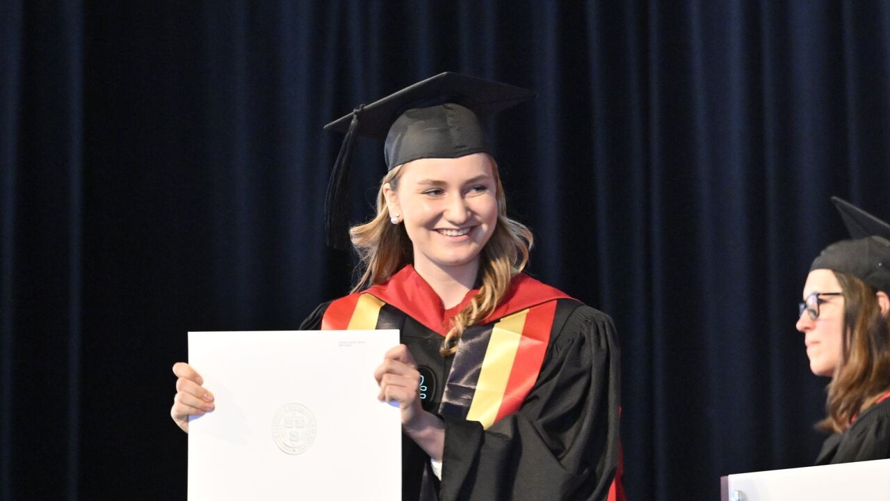 Prinses Elisabeth neemt Harvard-diploma in ontvangst als "de Saxe-Cobourg", koning en koningin kijken toe vanuit publiek