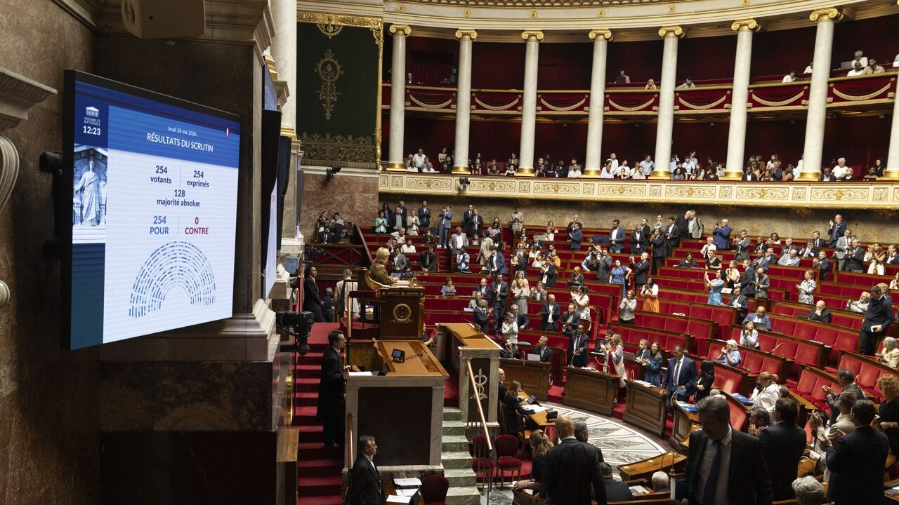 Parlement in Frankrijk schaft Code Noir unaniem af, bijna 350 jaar na invoer slavernijwet