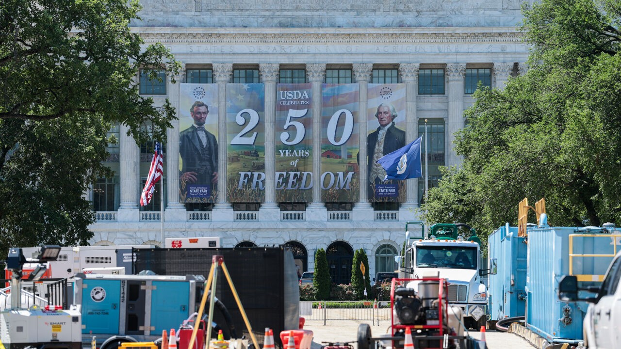 Artiesten haken af voor Trumps 'American State Fair', dus nu werpt hij zichzelf maar op als headliner