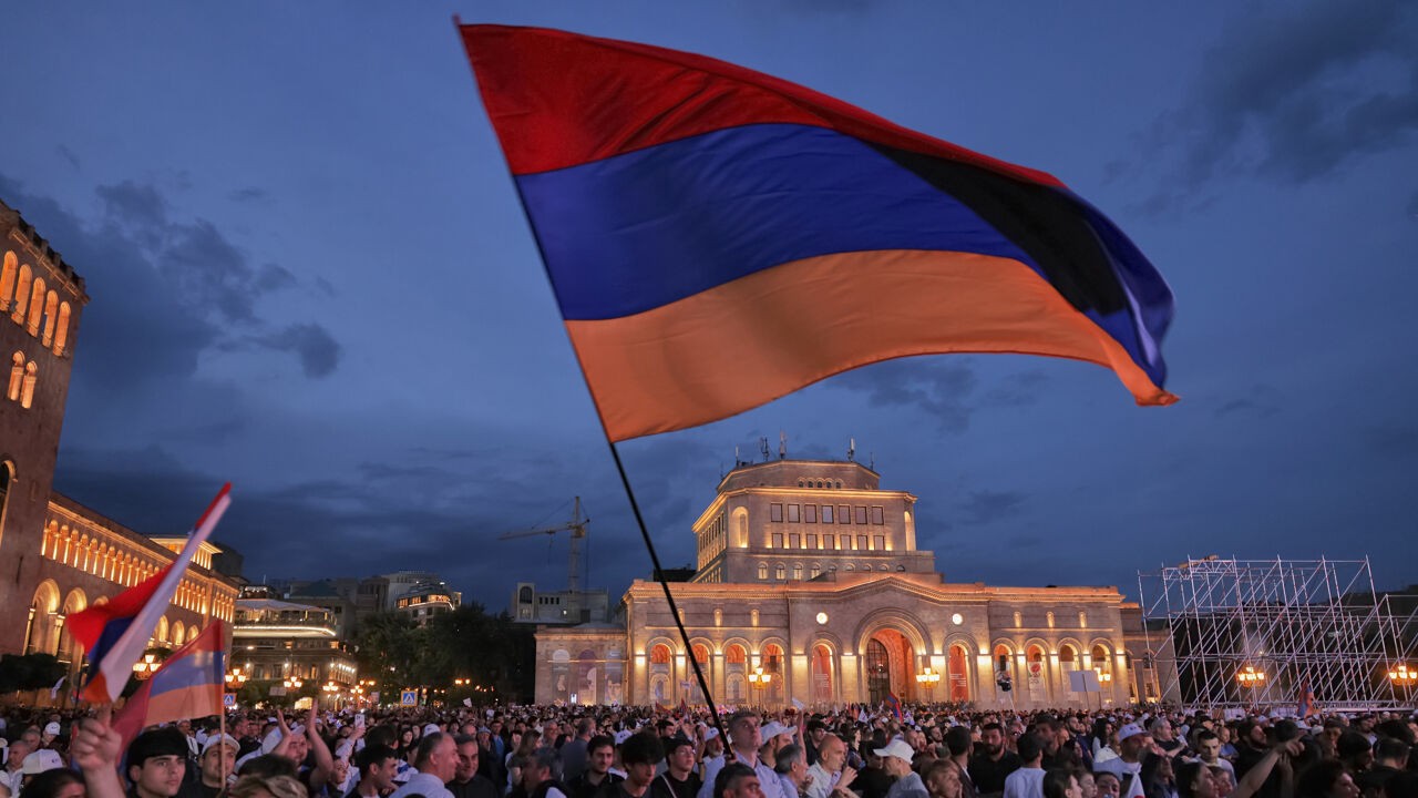 Hoe Rusland met manipulatie en desinformatie de verkiezingen in Armenië probeert te sturen