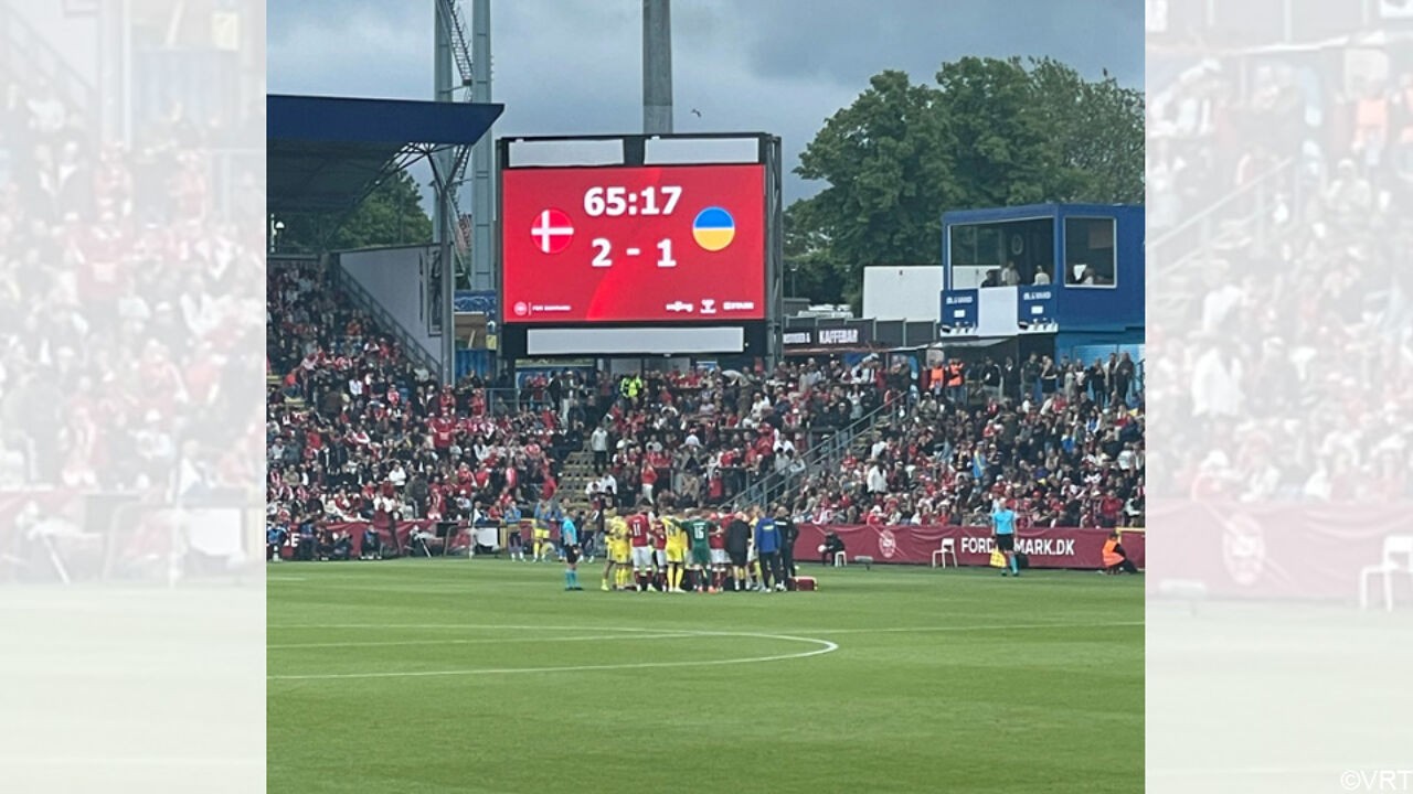 Christian Eriksen zakt opnieuw in elkaar op het veld tijdens oefeninterland, Deense bond komt met update: "Hij maakt het goed nu"